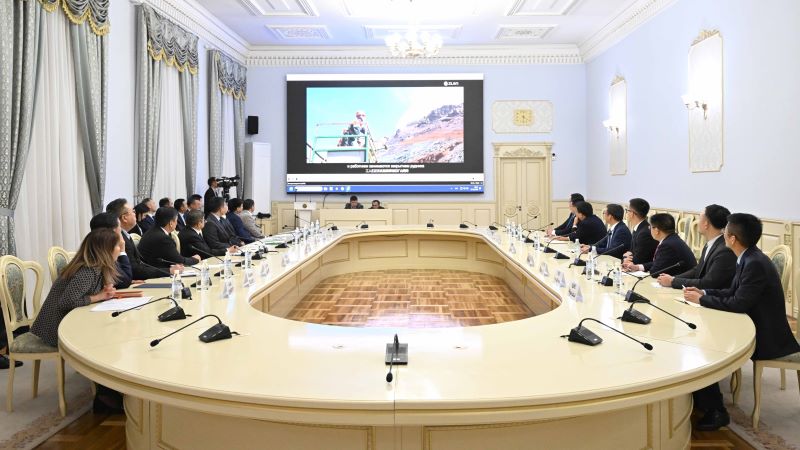 吉尔吉斯斯坦总理阿·扎帕罗夫会见金年会官方网站入口总裁邹来昌