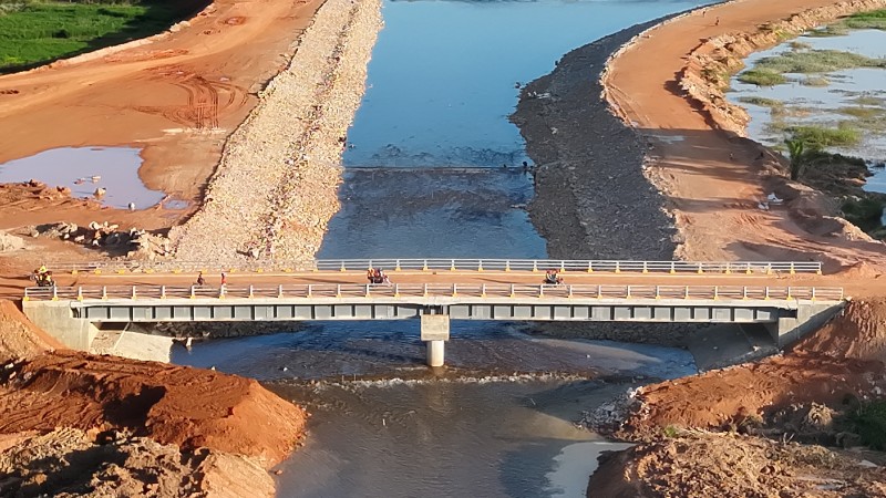 马诺诺锂业捐建河流改道工程竣工通水